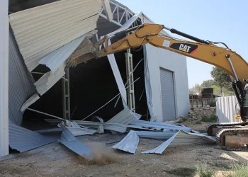 Nilüfer Belediyesi Çalı’da kaçak depoyu yıktı