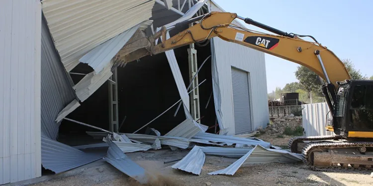 Nilüfer Belediyesi Çalı’da kaçak depoyu yıktı