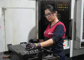 CNC makinesine kadın eli değdi