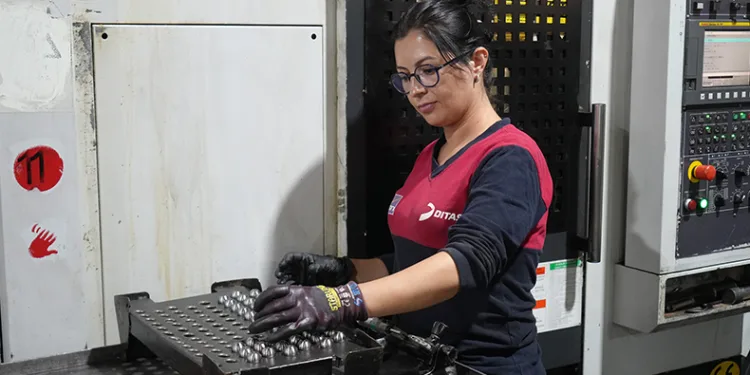 CNC makinesine kadın eli değdi