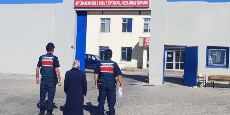 Hırsızlık suçundan aranan şahsı jandarma yakaladı