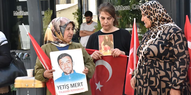 Van annelerinin evlat nöbetine bir aile daha katıldı