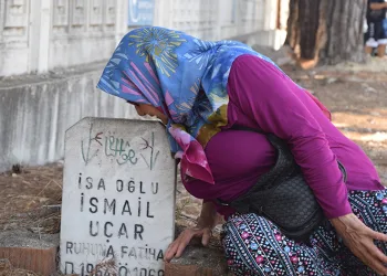 Sahipsiz çocuk mezarının altından göz yaşartan dram çıktı
