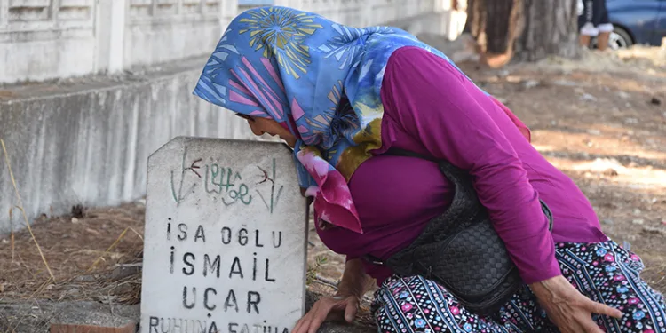 Sahipsiz çocuk mezarının altından göz yaşartan dram çıktı