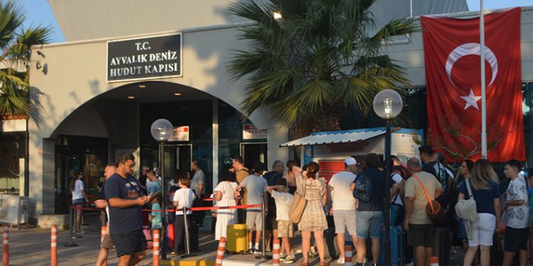 Tatilciler Yunan Adalarına akın etti