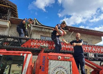 Yangında mahsur kaldılar, itfaiye kurtardı