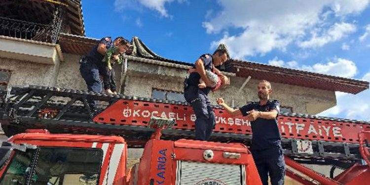 Yangında mahsur kaldılar, itfaiye kurtardı