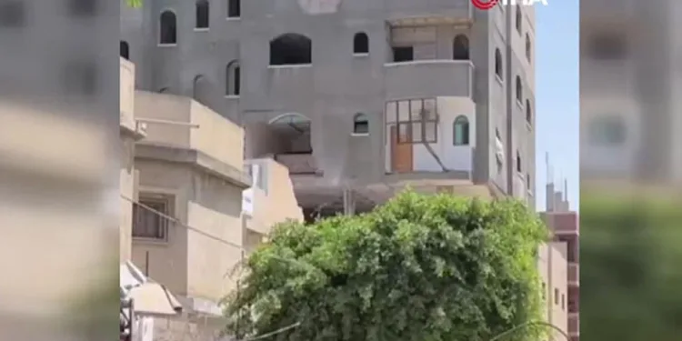 İsrail, mülteci kampındaki binayı vurdu