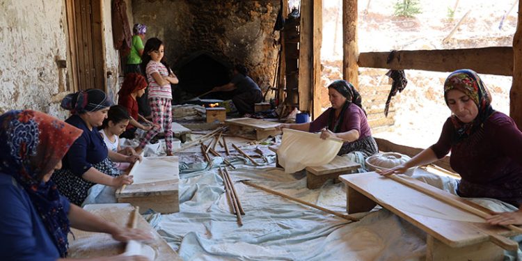 Kışlık ekmeklerini imece usulü hazırlıyorlar