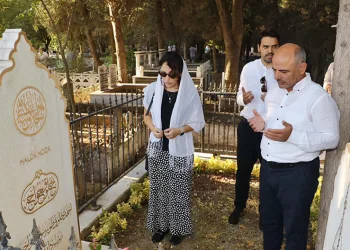 Eski Bakan yardımcısı kabri başında anıldı