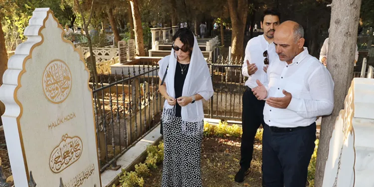 Eski Bakan yardımcısı kabri başında anıldı