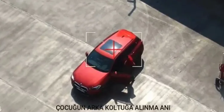 Babasının yanında araç kullanan çocuk drona yakalandı