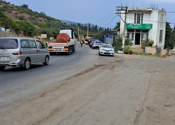 Islak yolda kayan kamyonet bahçe duvarına çarptı