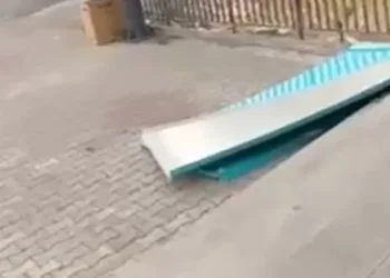 Elazığ’da fırtına tabelaları yerinden söktü