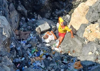 Kayalıklardan düşen yaşlı adam yaralandı