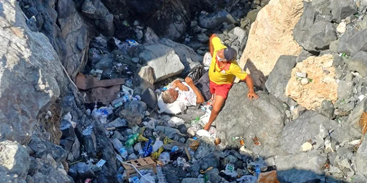 Kayalıklardan düşen yaşlı adam yaralandı