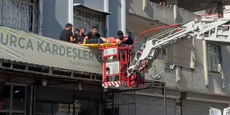 Damdan düşen kadın itfaiye tarafından kurtarıldı