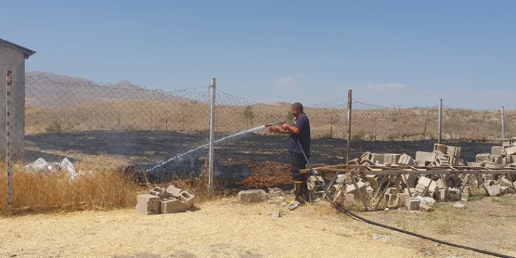 Van’da anız yangını