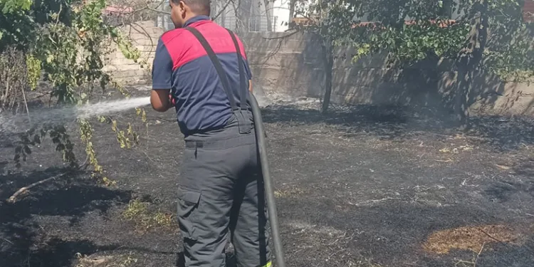 Örtü yangın büyümeden söndürüldü