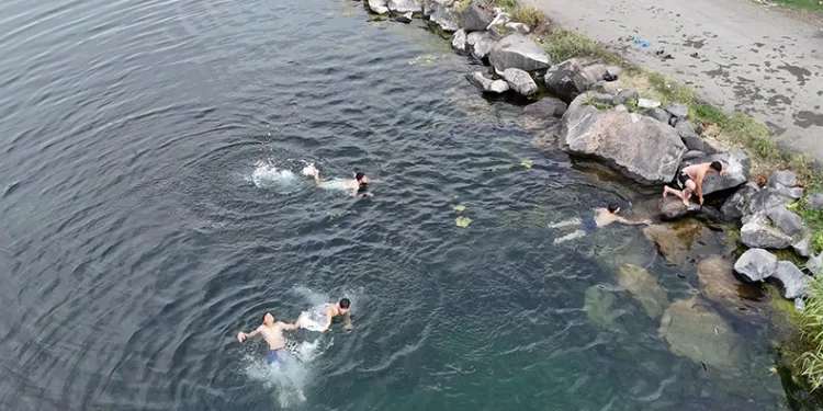 Serinlemek isteyenler soluğu Karasu Çayı’nda alıyorlar
