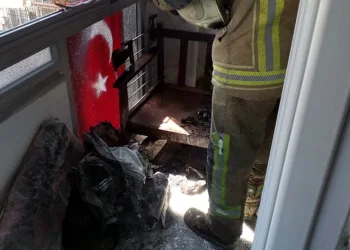 Apartman dairesinde çıkan yangın paniğe sebep oldu