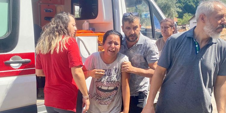 Yanan evinin ardından gözyaşlarına boğuldu