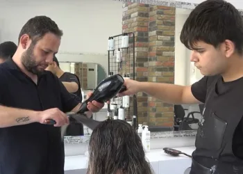 Kanser olan müşterisine destek olmak için kendi saçını da kazıdı