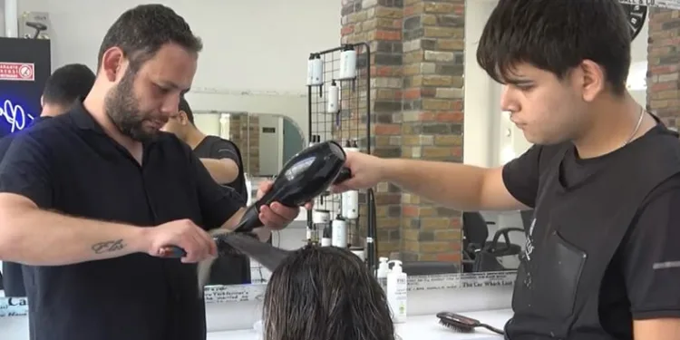 Kanser olan müşterisine destek olmak için kendi saçını da kazıdı