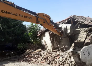 Osmangazi’de metruk binalar yıkılıyor