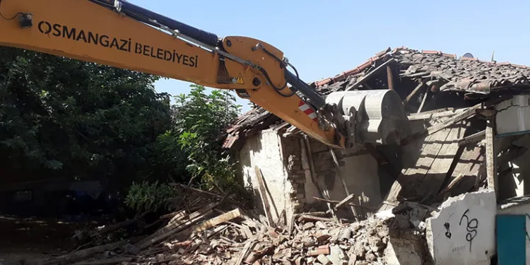 Osmangazi’de metruk binalar yıkılıyor