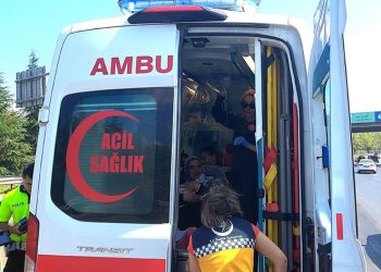 İçinde anne ve bebek olan yenidoğan ambulansı kazaya karıştı