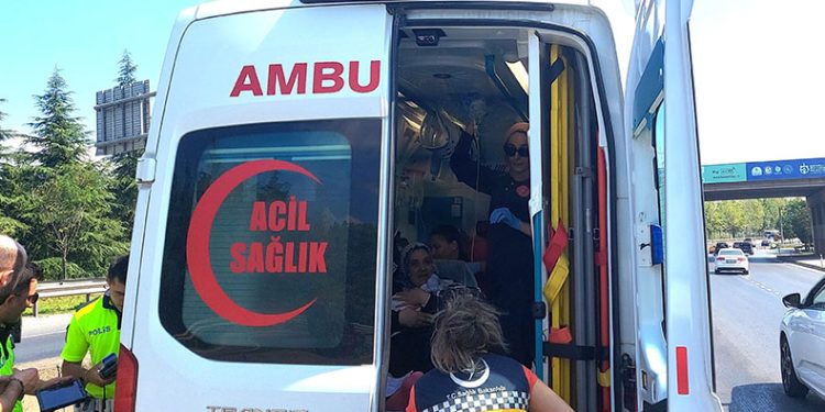 İçinde anne ve bebek olan yenidoğan ambulansı kazaya karıştı