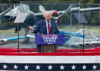 Trump, kurşungeçirmez cam arkasında konuştu