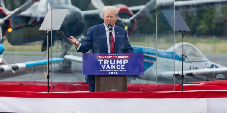 Trump, kurşungeçirmez cam arkasında konuştu