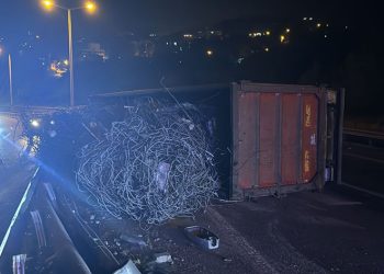 Hatay’da demir yüklü tır devrildi: 1 yaralı