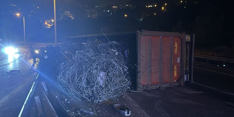 Hatay’da demir yüklü tır devrildi: 1 yaralı