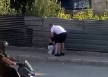 Sokak ortasında dayak yedi, yoldan geçenler izledi