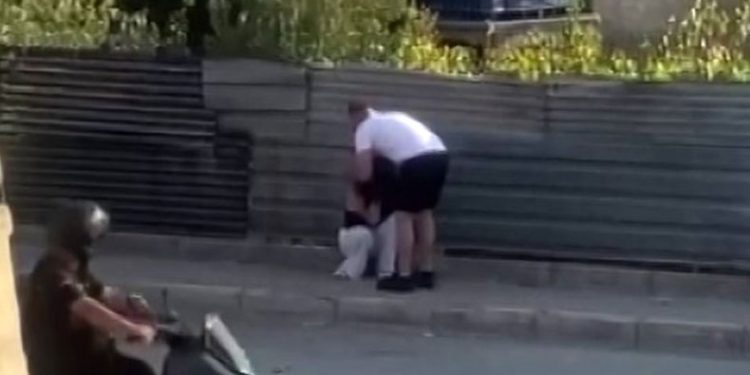 Sokak ortasında dayak yedi, yoldan geçenler izledi