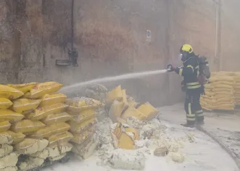 Lojistik deposunda çıkan yangın söndürüldü