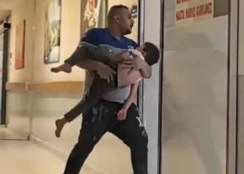 Bursa’da balkondan düşen çocuk ağır yaralandı