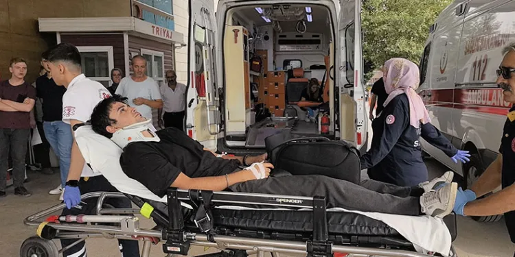 Bursa’da otomobil kamyona arkadan çarptı