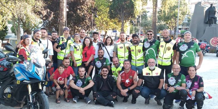 Mudanya’da motosikletlilerden ’30 Ağustos” korteji