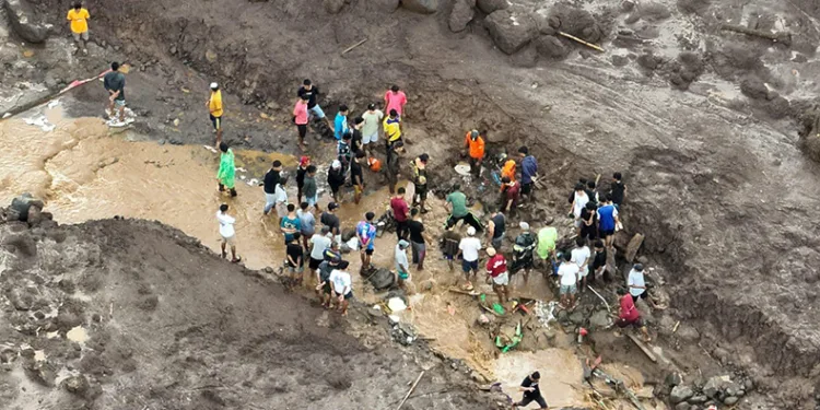 Endonezya’da sel: 13 ölü