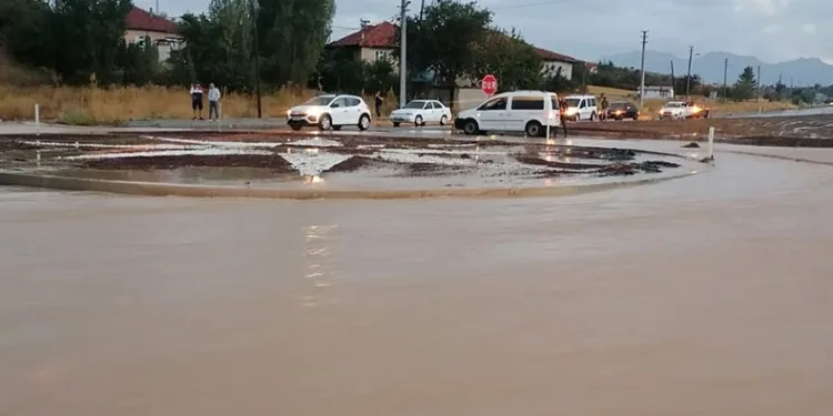 Konya’da sağanak ulaşıma engel oldu