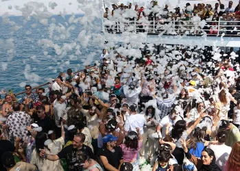 İranlıların Van Gölü ortasında köpük keyfi