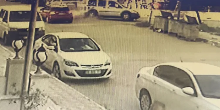 Otomobille çarpışan hafif ticari araç takla attı