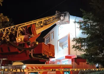 Sultanbeyli’de kömürlükte çıkan yangın mahalleliyi korkuttu