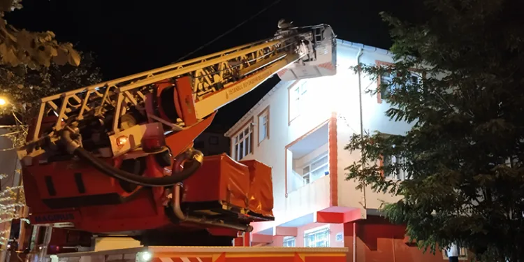 Sultanbeyli’de kömürlükte çıkan yangın mahalleliyi korkuttu