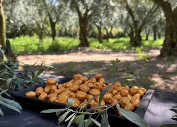 Altın kaplamalı zeytin yok satıyor