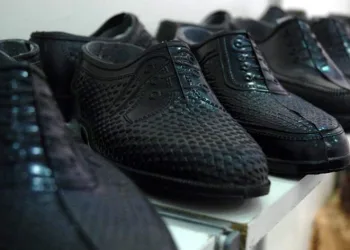 Çiftçiler kara lastik ayakkabılardan vazgeçmiyor